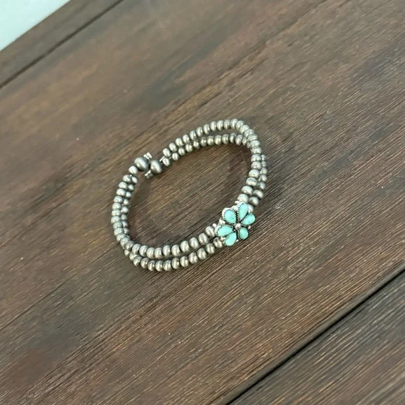 Faux Turquoise Flower Navajo Pearl Bracelet - Picture 4 of 4